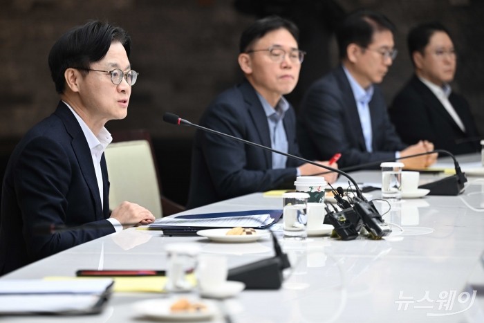 김정관 산업통상부 장관이 22일 오후 서울 중구 대한상공회의소에서 열린 석유화학업계 CEO간담회에서 모두발언을 하고 있다. 사진=강민석 기자 kms@newsway.co.kr