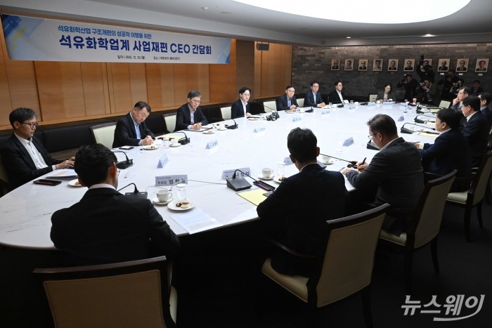 김정관 산업통상부 장관이 22일 오후 서울 중구 대한상공회의소에서 열린 석유화학업계 CEO간담회에서 모두발언을 하고 있다. 사진=강민석 기자 kms@newsway.co.kr