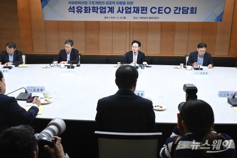 김정관 장관 "석유화학 구조조정 성공적···최대 370만t 감축 전망"