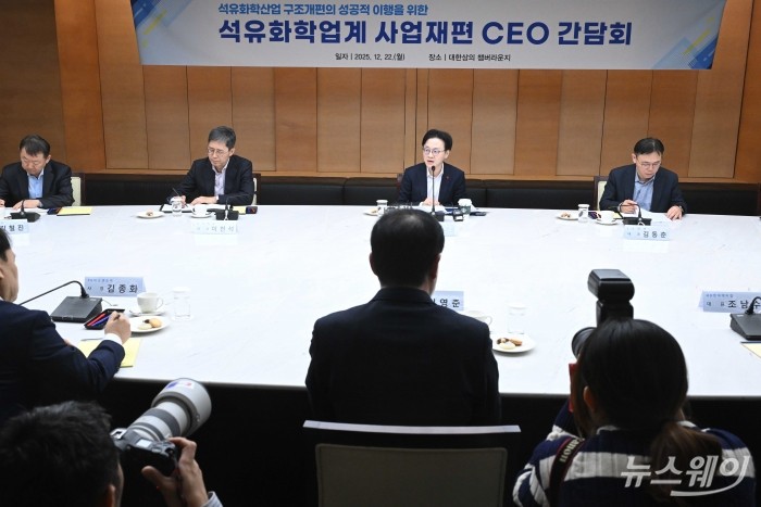 김정관 산업통상부 장관이 22일 오후 서울 중구 대한상공회의소에서 열린 석유화학업계 CEO간담회에서 모두발언을 하고 있다. 사진=강민석 기자 kms@newsway.co.kr