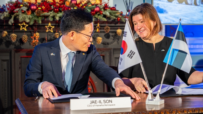 21일(현지시각) 에스토니아 탈린에서 열린 천무 공급 계약식에서 손재일(왼쪽) 대표이사와 카트리 라우셉 에스토니아 방산투자청(ECDI) 청장 대행이 계약 체결 전 대화를 나누고 있다. 사진=한화에어로스페이스 제공
