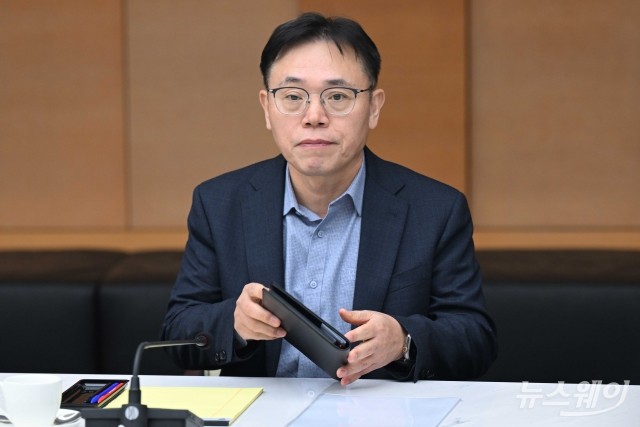 '기술 CEO' 김동춘의 승부수... LG화학 전자소재 2배 키운다