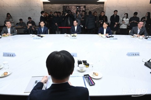 김정관 장관 모두발언 경청하는 조남수·이영준·김종화·남정운