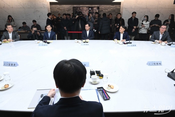 (왼쪽 두 번째부터)조남수 HD현대케미칼 대표, 이영준 롯데케미칼 사장, 김종화 SK지오센트릭 사장, 남정운 한화솔루션 사장 등이 22일 오후 서울 중구 대한상공회의소에서 열린 석유화학업계 CEO간담회에 참석해 김정관 산업통상부 장관의 모두발언을 경청하고 있다. 사진=강민석 기자 kms@newsway.co.kr