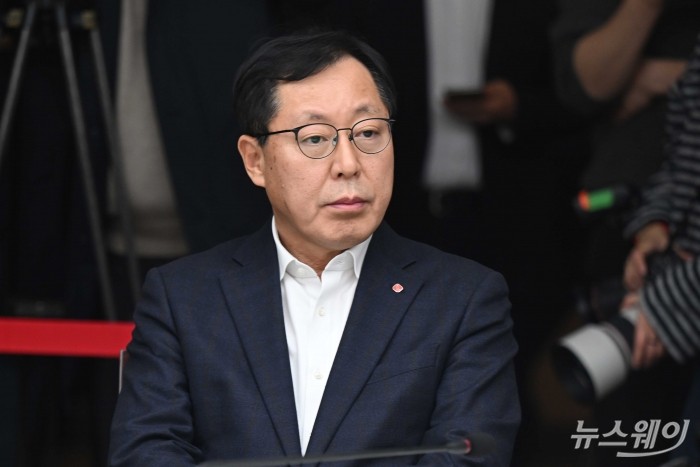 이영준 롯데케미칼 대표이사가 22일 오후 서울 중구 대한상공회의소에서 열린 석유화학업계 CEO간담회에 참석해 자리하고 있다. 사진=강민석 기자 kms@newsway.co.kr