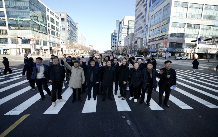 강기정 광주광역시장이 22일 오전 시청 시민홀에서 열린 '광주도시철도 2호선 1단계 구간 도로개방 현장 확인' 행사에서 시민 등과 기념촬영을 하고 있다. /광주광역시 제공