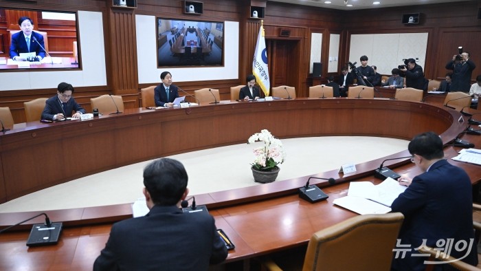 구윤철 부총리 겸 기획재정부 장관이 24일 오전 서울 종로구 정부서울청사에서 열린 '경제관계장관회의 및 산업경쟁력강화 관계장관회의'에서 모두발언을 하고 있다. 사진=강민석 기자 kms@newsway.co.kr