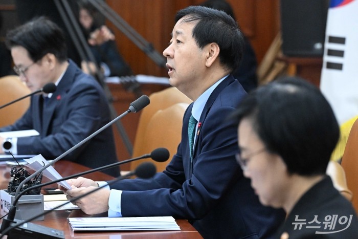 구윤철 부총리 겸 기획재정부 장관이 24일 오전 서울 종로구 정부서울청사에서 열린 '경제관계장관회의 및 산업경쟁력강화 관계장관회의'에서 모두발언을 하고 있다. 사진=강민석 기자 kms@newsway.co.kr