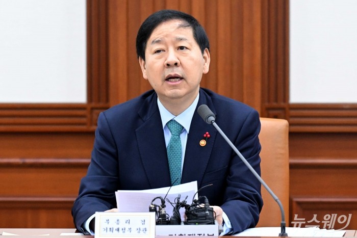 구윤철 부총리 겸 기획재정부 장관이 24일 오전 서울 종로구 정부서울청사에서 열린 '경제관계장관회의 및 산업경쟁력강화 관계장관회의'에서 모두발언을 하고 있다. 사진=강민석 기자 kms@newsway.co.kr