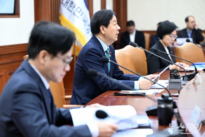 구윤철 부총리 겸 기획재정부 장관이 24일 오전 서울 종로구 정부서울청사에서 열린 '경제관계장관회의 및 산업경쟁력강화 관계장관회의'에서 모두발언을 하고 있다. 사진=강민석 기자 kms@newsway.co.kr