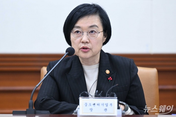 한성숙 중소벤처기업부 장관이 24일 오전 서울 종로구 정부서울청사에서 열린 '경제관계장관회의 및 산업경쟁력강화 관계장관회의'에서 모두발언을 하고 있다. 사진=강민석 기자 kms@newsway.co.kr