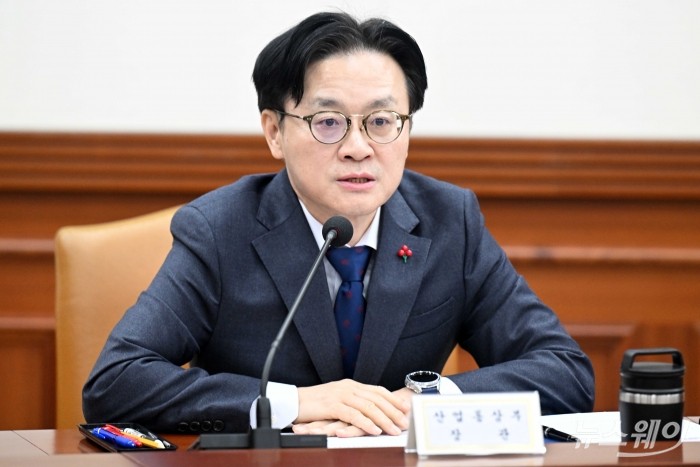 김정관 산업통상부 장관이 24일 오전 서울 종로구 정부서울청사에서 열린 '경제관계장관회의 및 산업경쟁력강화 관계장관회의'에서 모두발언을 하고 있다. 사진=강민석 기자 kms@newsway.co.kr