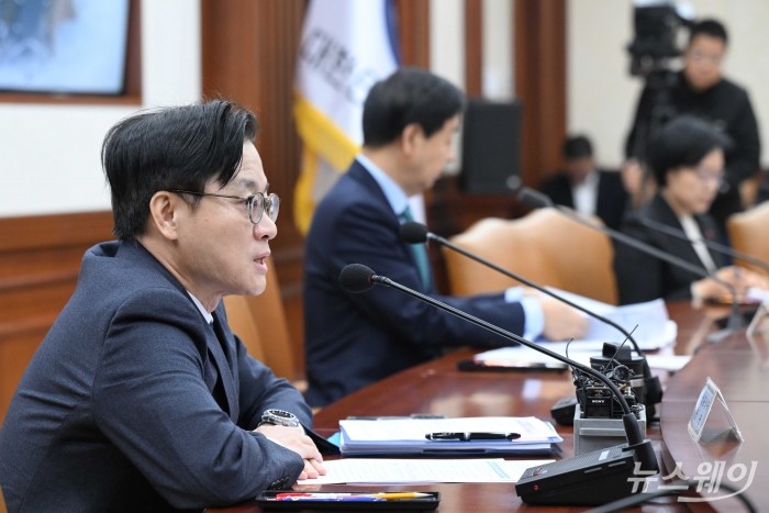 김정관 산업통상부 장관이 24일 오전 서울 종로구 정부서울청사에서 열린 '경제관계장관회의 및 산업경쟁력강화 관계장관회의'에서 모두발언을 하고 있다. 사진=강민석 기자 kms@newsway.co.kr