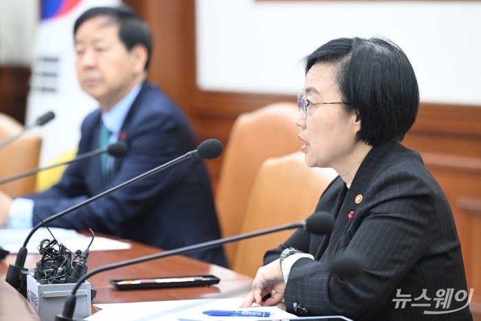 한성숙 중소벤처기업부 장관이 24일 오전 서울 종로구 정부서울청사에서 열린 '경제관계장관회의 및 산업경쟁력강화 관계장관회의'에서 모두발언을 하고 있다. 사진=강민석 기자 kms@newsway.co.kr