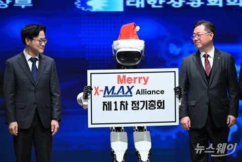 휴머노이드 로봇 '앨리스'와 함께 기념촬영 갖는 김정관·박일준