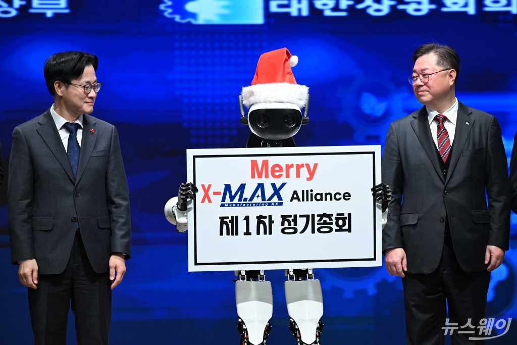 휴머노이드 로봇 '앨리스'와 함께 기념촬영 갖는 김정관·박일준