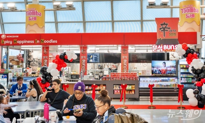 농심이 지난 19일 미국 뉴욕 존 F. 케네디(이하 JFK) 국제공항 터미널 1에 '신라면 분식' 글로벌 4호점을 오픈했다. 자료제공=농심.
