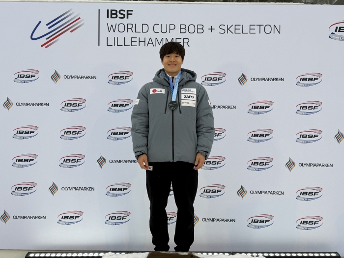 2025-2026 IBSF 월드컵 3차 대회 남자 스켈레톤 경기 시상대에 오른 정승기 선수 사진=LG 제공