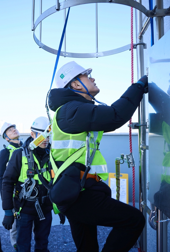 정재헌 CEO가 기지국 설치 작업 현장에 올라가는 모습. 사진=SKT 제공