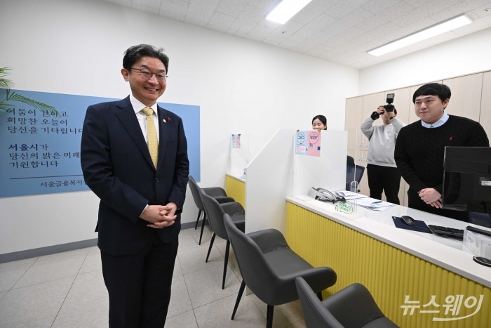 (왼쪽 첫 번째)이억원 금융위원장이 29일 오전 서울 동작구 금융복지상담센터 중앙센터에서 열린 불법사금융 현장 간담회에 참석하기 앞서 현장을 시찰하고 있다. 사진=강민석 기자 kms@newsway.co.kr