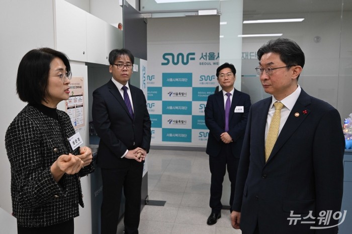 (오른쪽 첫 번째)이억원 금융위원장이 29일 오전 서울 동작구 금융복지상담센터 중앙센터에서 열린 불법사금융 현장 간담회에 참석하기 앞서 현장을 시찰하며 관계자로부터 설명을 경청하고 있다. 사진=강민석 기자 kms@newsway.co.kr