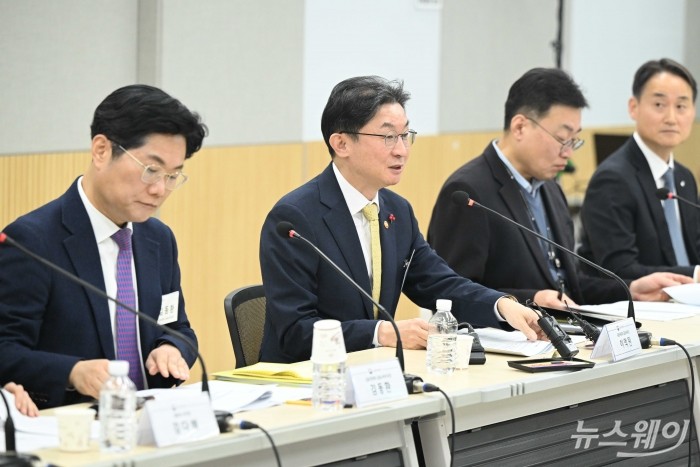 (왼쪽 두 번째)이억원 금융위원장이 29일 오전 서울 동작구 금융복지상담센터 중앙센터에서 열린 불법사금융 현장 간담회에서 모두발언을 하고 있다. 사진=강민석 기자 kms@newsway.co.kr