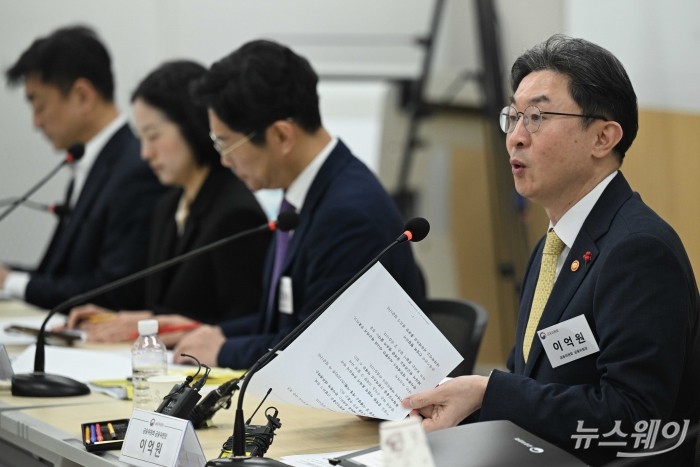 이억원 금융위원장이 29일 오전 서울 동작구 금융복지상담센터 중앙센터에서 열린 불법사금융 현장 간담회에서 모두발언을 하고 있다. 사진=강민석 기자 kms@newsway.co.kr