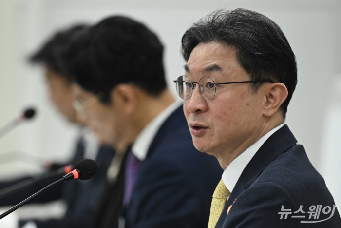 이억원 금융위원장이 29일 오전 서울 동작구 금융복지상담센터 중앙센터에서 열린 불법사금융 현장 간담회에서 모두발언을 하고 있다. 사진=강민석 기자 kms@newsway.co.kr