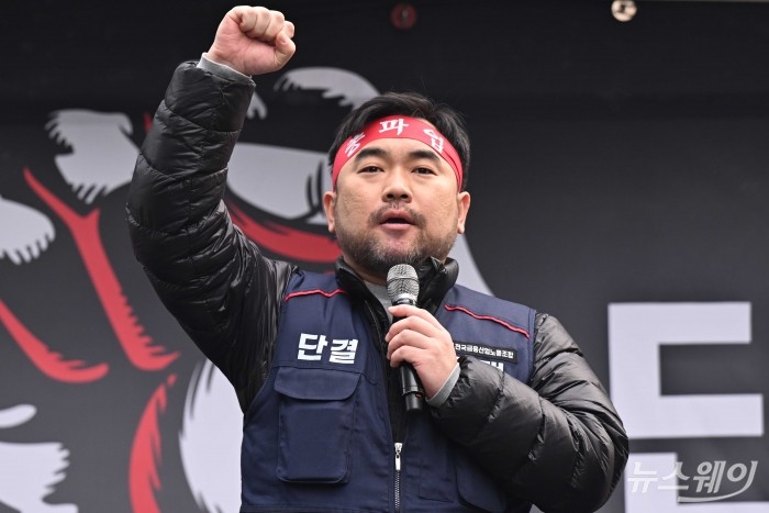 류장희 금융노조 기업은행지부 위원장이 29일 오전 서울 중구 기업은행 본점 앞 일대에서 열린 조합원 결의대회에서 대회사를 하고 있다. 사진=강민석 기자 kms@newsway.co.kr