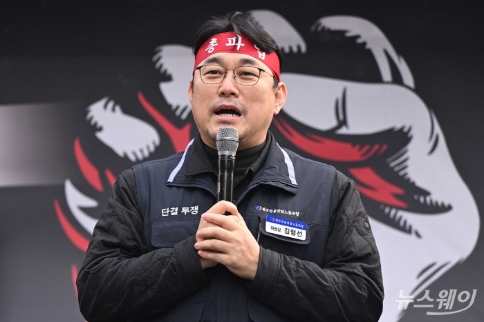 김형선 금융노조 위원장이 29일 오전 서울 중구 기업은행 본점 앞 일대에서 열린 조합원 결의대회에서 연대사를 하고 있다. 사진=강민석 기자 kms@newsway.co.kr