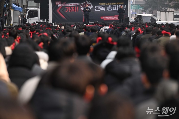 김형선 금융노조 위원장이 29일 오전 서울 중구 기업은행 본점 앞 일대에서 열린 조합원 결의대회에서 연대사를 하고 있다. 사진=강민석 기자 kms@newsway.co.kr