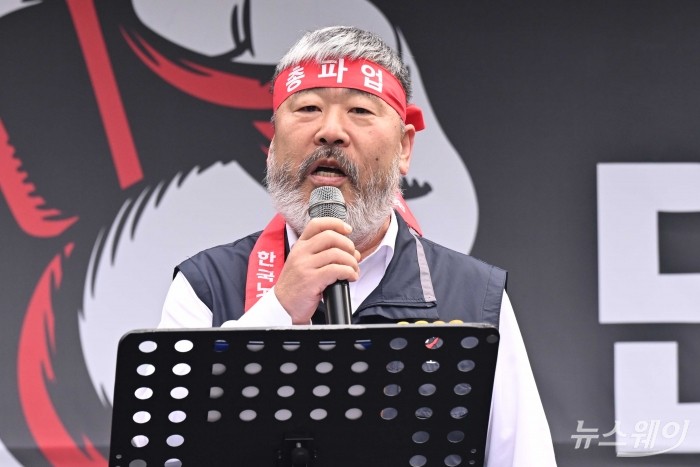 김동명 한국노동조합총연맹 위원장이 29일 오전 서울 중구 기업은행 본점 앞 일대에서 열린 조합원 결의대회에서 연대사를 하고 있다. 사진=강민석 기자 kms@newsway.co.kr