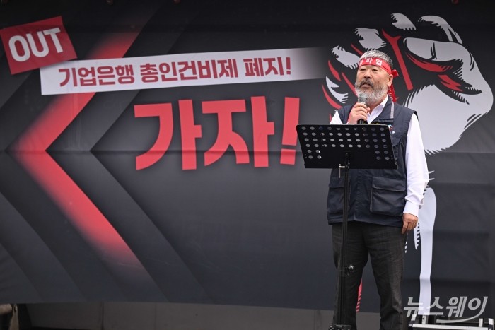 김동명 한국노동조합총연맹 위원장이 29일 오전 서울 중구 기업은행 본점 앞 일대에서 열린 조합원 결의대회에서 연대사를 하고 있다. 사진=강민석 기자 kms@newsway.co.kr