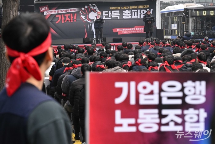 김동명 한국노동조합총연맹 위원장이 29일 오전 서울 중구 기업은행 본점 앞 일대에서 열린 조합원 결의대회에서 연대사를 하고 있다. 사진=강민석 기자 kms@newsway.co.kr