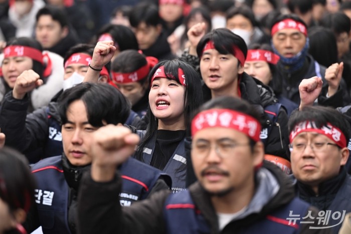 기업은행 노동조합원들이 29일 오전 서울 중구 기업은행 본점 앞 일대에서 조합원 결의대회를 열고 구호를 외치고 있다. 사진=강민석 기자 kms@newsway.co.kr