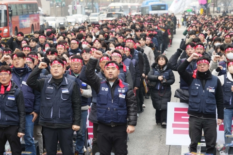 기업은행 노조 '총파업 결의대회'..."금융위, 문제 해결에 미온적 태도" 압박
