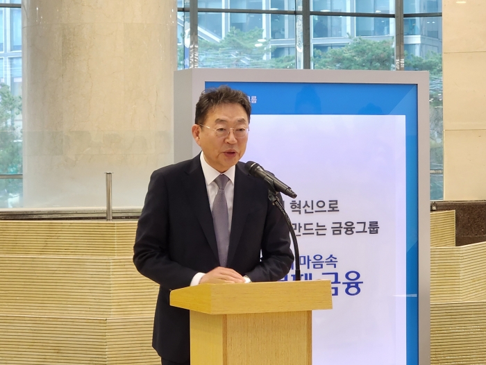 이강행 우리금융지주 임추위 위원장이 29일 최종 후보자 발표 후 진행된 브리핑에서 임종룡 현 회장의 추천 배경을 설명하고 있다. 사진=이지숙 기자