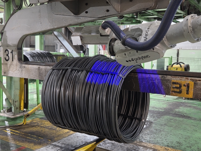 현대제철 '선재 태깅 로봇'이 제품에 태그를 부착하는 모습. 사진=현대제철 제공