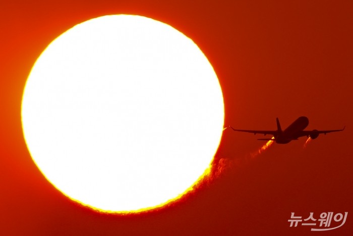 한밤중에 벌어진 비상계엄 시국의 대 혼란이 탄핵안 가결과 함께 이재명 대통령 정부가 들어섰다. <br />
 <br />
그동안 쌓여 있던 경제적 정치적 문제들이 드러나는 과정 속에서, 2025년의 어려웠던 경제도 하나씩 정리됐다. <br />
 <br />
코스피 4000을 뛰어넘으며 도약의 기반을 마련한 채 한 해는 저물고, 2026년 '병오년(丙午年) 새해의 새로운 비상(飛上)'을 향해 날아간다. 사진=강민석 기자 kms@newsway.co.kr