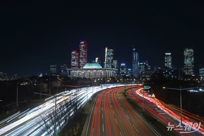 위기와 기대가 교차했던 을사년(乙巳年)의 태양이 저물고, 서울 여의도 국회와 증권가에도 밤이 내려앉았다. <br />
 <br />
탄핵 정국 이후 새 정부가 출범한 2025년, 대한민국 경제는 체감경기와 시장지표가 엇갈린 한 해였다. 고물가·고금리·고환율·고유가(4高) 장기화로 내수는 위축되고 자영업자·영끌 세대의 부담이 누적됐다. 그럼에도 AI 반도체 호황과 코스피 4000선 랠리가 수출과 지표를 떠받쳤다.  <br />
 <br />
그러나 업종별 역성장이 겹치며 회복은 편중됐고, 연말 해킹·유출 논란이 '데이터 리스크'라는 불안까지 덧씌웠다. <br />
 <br />
2026년 병오년(丙午年) 새해부터는 불안을 넘어 국민 모두가 한마음으로 위기를 딛고 더 단단한 내일을 열어가길 바란다. 그 첫 관문이 6월 3일 제9회 전국동시지방선거다. 지역 리더를 자처하는 이들은 구호가 아니라 책임과 실행으로, 시민의 삶에서 결과로 증명해야 한다. 사진=강민석 기자 kms@newsway.co.kr