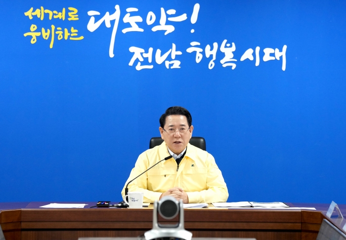 김영록 전라남도지사가 31일 오전 도청 재난종합상황실에서 실국장 및 시·군 부단체장들이 화상 참석한 가운데 '동절기 안전·취약계층 보호대책 및 조류인플루엔자 대처상황 점검회의'를 주재하고 있다.