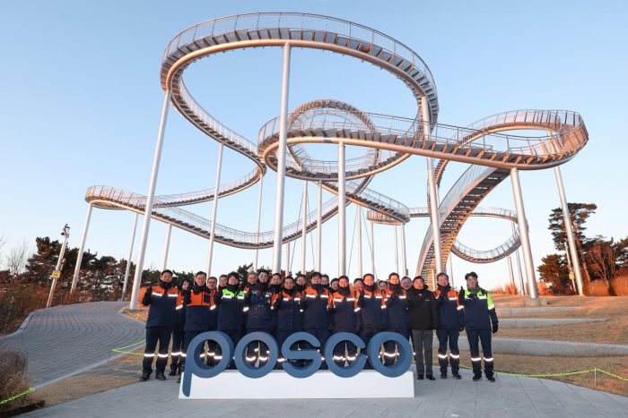 포스코그룹은 새해 첫 근무일인 2일 포항 스페이스워크에서 안전을 기원하고 미래 비전 실현을 다짐하는 시무행사를 가졌다. 사진=포스코그룹 제공