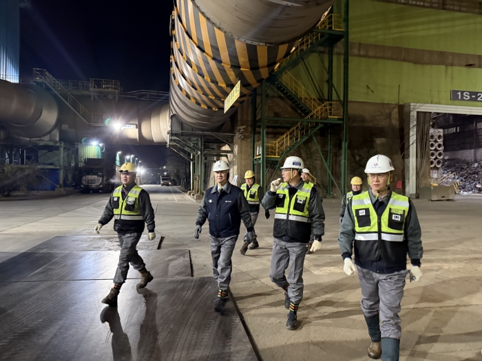 장세욱 동국제강그룹 부회장이 새해 첫날 인천공장을 방문한 모습. 사진=동국제강그룹 제공