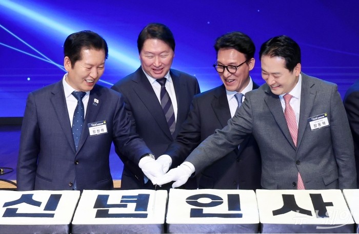 (왼쪽 첫 번째부터)정청래 더불어민주당 대표, 최태원 대한상공회의소 회장, 김민석 국무총리, 장동혁 국민의힘 대표가 2일 오후 서울 중구 대한상공회의소에서 열린 2026 경제계 신년인사회에서 떡케이크를 자르고 있다. 사진=사진공동취재단