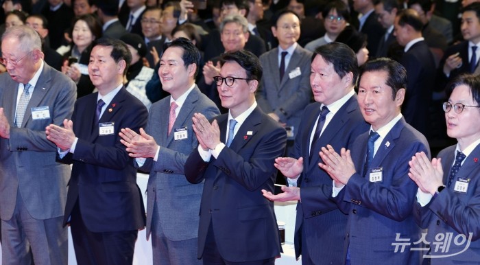 (왼쪽 네 번째)김민석 국무총리와 (오른쪽 세 번째)최태원 대한상공회의소 회장을 비롯한 참석자들이 2일 오후 서울 중구 대한상공회의소에서 열린 2026 경제계 신년인사회에서 기념촬영을 마친 뒤 박수를 치고 있다. 사진=사진공동취재단