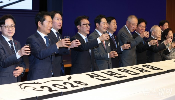 (왼쪽부터)정청래 더불어민주당 대표, 최태원 대한상공회의소 회장, 김민석 국무총리, 장동혁 국민의힘 대표, 구윤철 부총리 겸 재정경제부 장관, 류진 한국경제인협회 회장, 김영훈 고용노동부 장관, 손손경식 한국경영자총협회 회장, 현정은 현대그룹 회장을 비롯한 참석자들이 2일 오후 서울 중구 대한상공회의소에서 열린 2026년 경제계 신년인사회에서 떡케이크를 자르고 있다. 사진=사진공동취재단