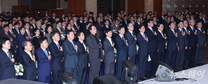 (앞 줄 왼쪽 열하나 번째)이억원 금융위원회 위원장과 (앞 줄 오른쪽 일곱 번째)이창용 한국은행 총재를 비롯한 정·관계 및 금융계 주요 인사들이 5일 오후 서울 중구 롯데호텔에서 열린 2026년 범금융 신년인사회에서 국민의례를 하고 있다. 사진=강민석 기자 kms@newsway.co.kr