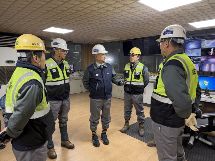 장세욱 동국제강그룹 부회장이 새해 첫날 인천공장을 방문한 모습. 사진=동국제강그룹 제공