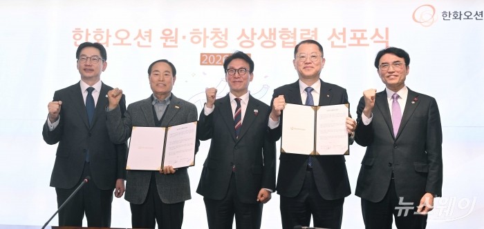 (중앙)김민석 국무총리와 (오른쪽 두 번째)김희철 한화오션 대표이사를 비롯한 참석자들이 5일 오후 서울 중구 한화오션에서 열린 한화오션 원·하청 상생협력 선포식에서 기념촬영을 하고 있다. (왼쪽부터)김경수 지방시대위원회 위원장, 김성구 한화오션 사내협력사협의회장, 김 국무총리, 김 한화오션 대표이사, 권창중 고용노동부 차관. 사진=이수길 기자 Leo2004@newsway.co.kr