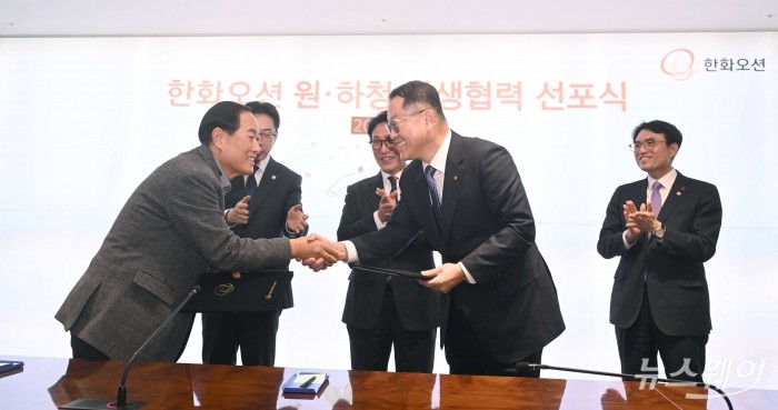 (오른쪽)김희철 한화오션 대표이사와 김성구 한화오션 사내협력사협의회장이 5일 오후 서울 중구 한화오션에서 열린 한화오션 원·하청 상생협력 선포식에서 악수를 하고 있다. 아울러 이날 김민석 국무총리, 김경수 지방시대위원회 위워장, 권창중 고용노동부 차관 등이 배석했다. 사진=이수길 기자 Leo2004@newsway.co.kr